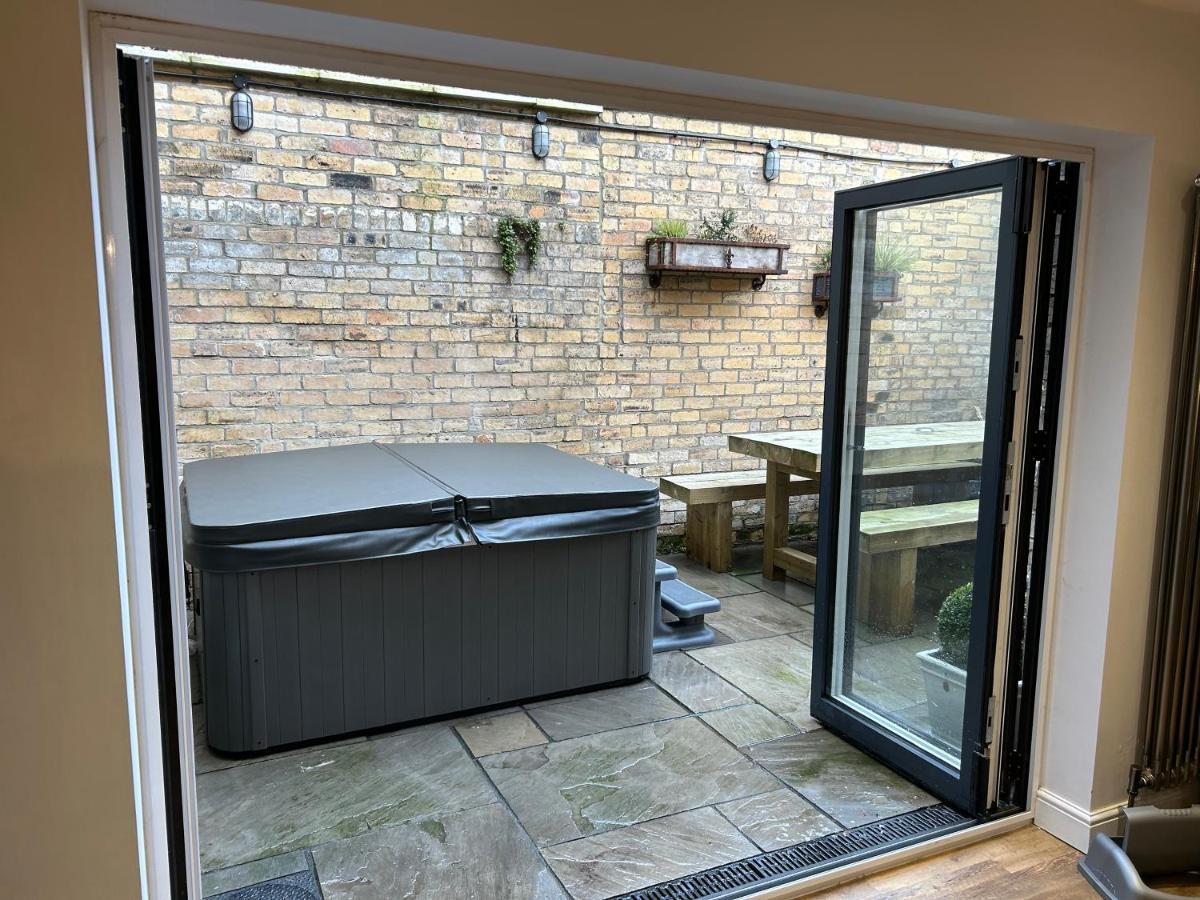 Farndale House-hot Tub